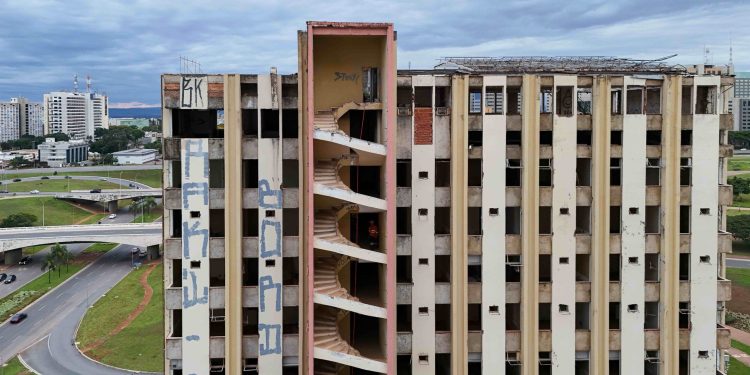 Saiba onde assistir à implosão de hotel icônico do DF