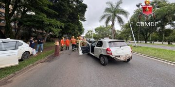 Motorista bate em poste e acerta outro veículo no Eixinho. Veja vídeo