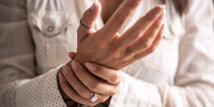 Cientistas descobrem novo método que pode interromper piora da artrite