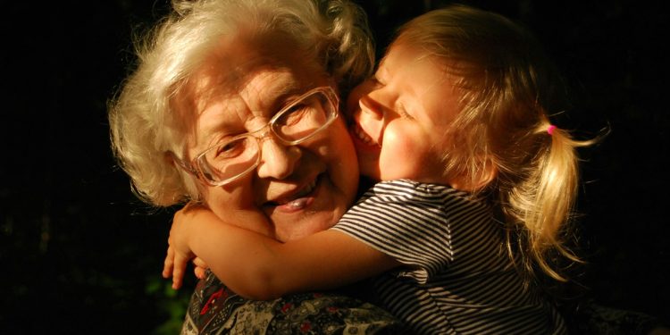 Além do afeto: cuidar dos netos protege o cérebro, diz estudo