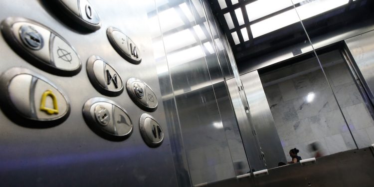 Morador de Águas Claras que ficou preso em elevador será indenizado