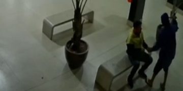 Vigilante é ameaçado por adolescente armado e tem celular roubado. Veja vídeo