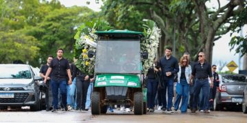 Maurício Miranda é velado com camisa do Flamengo e amigos se despedem