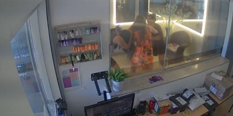 Tufo de cabelo arrancado: síndica é agredida por moradora no DF. Veja vídeo