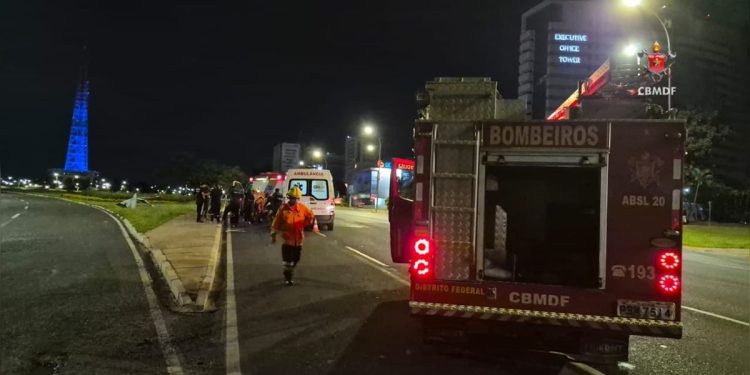 Pedestre é atropelado no Eixo Monumental e motorista foge