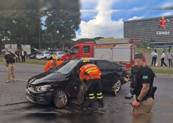 Ambulância bate em cinco carros e deixa duas mulheres feridas no DF