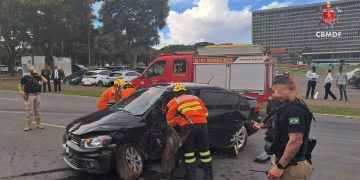 Ambulância bate em cinco carros e deixa duas mulheres feridas no DF