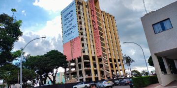 Faixa gigante toma lateral de icônico hotel que será implodido no DF