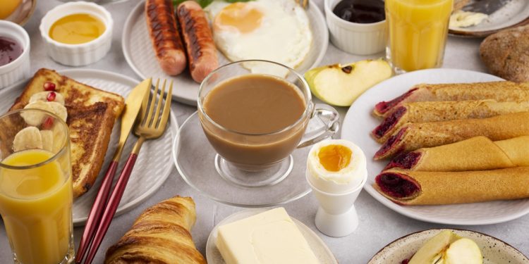 Psiquiatra lista o que não comer de manhã para manter a saúde mental