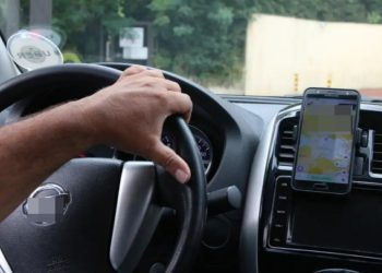 Uber é condenada a indenizar passageiro que perdeu fone em carro de app