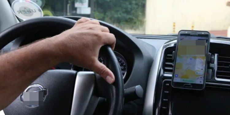 Uber é condenada a indenizar passageiro que perdeu fone em carro de app