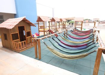 Família de garoto que teve dedo esmagado em creche será indenizada