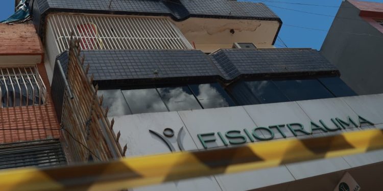 “Chão tremeu”, conta moradora de prédio interditado após desabamento