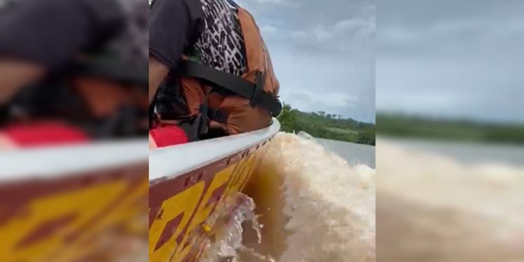 Barco naufraga com quatro pessoas e pescadores ficam à deriva