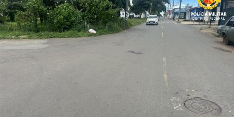 Motorista sem CNH bate em moto com documento vencido e foge