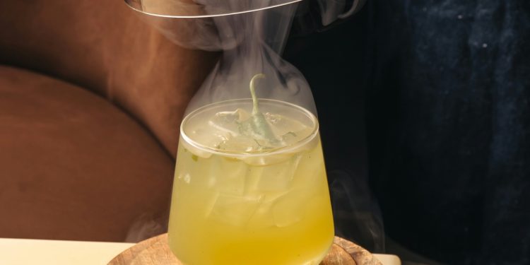 Homem tem estômago rompido após tomar coquetel com nitrogênio líquido