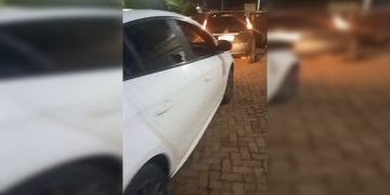 Carro onde jovem baleado por PM estava foi atingido por dois tiros