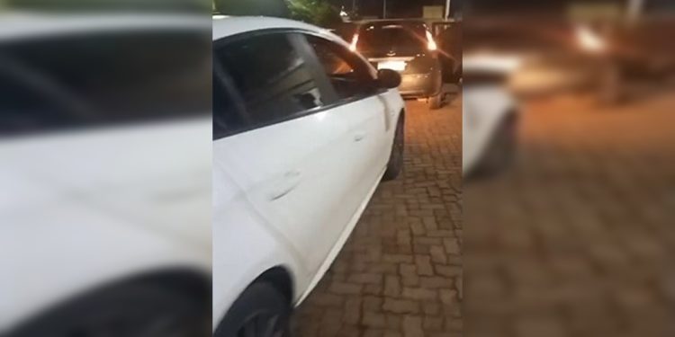 Carro onde jovem baleado por PM estava foi atingido por dois tiros