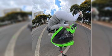 Mulher “voa” em moto ao ser atingida por motorista “barbeiro” no DF. Veja vídeo