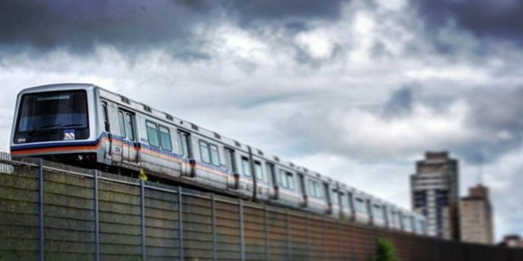 Metrô-DF tem trecho bloqueado, vagões lotados e lentidão em manhã chuvosa