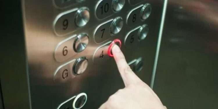 Condomínio onde mãe e filha ficaram presas em elevador é condenado