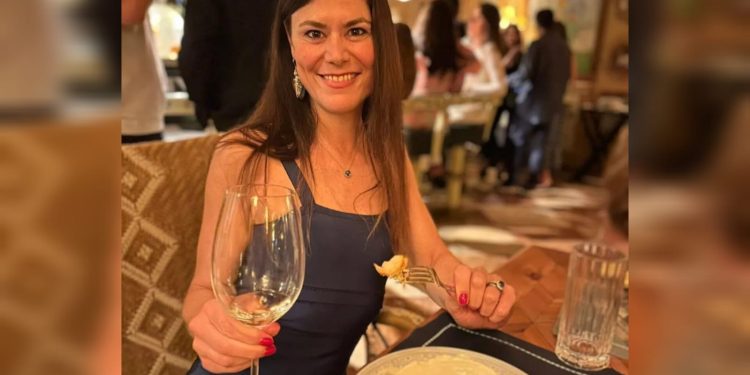 Mulher minimiza sinais do câncer de intestino por excessos nas férias