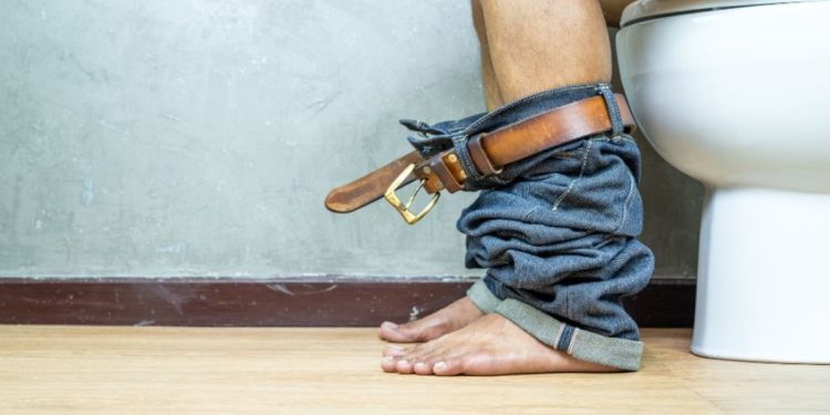 Oncologista explica se fazer xixi sentado previne o câncer de próstata