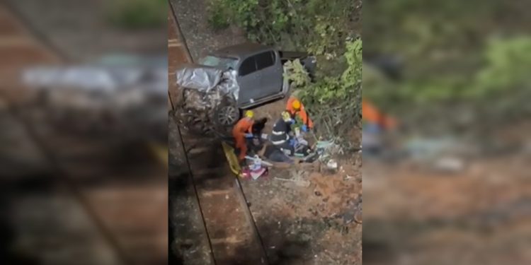 Caminhonete perde o controle, voa de ponte e cai em linha de trem. Veja vídeo