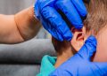 Otite externa: pediatra alerta para sintomas conforme idade da criança