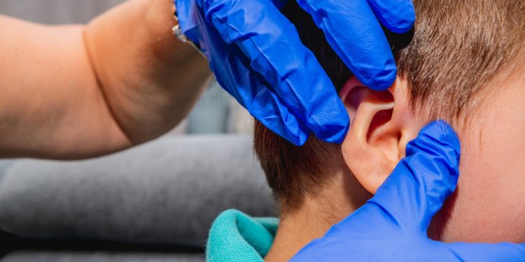Otite externa: pediatra alerta para sintomas conforme idade da criança