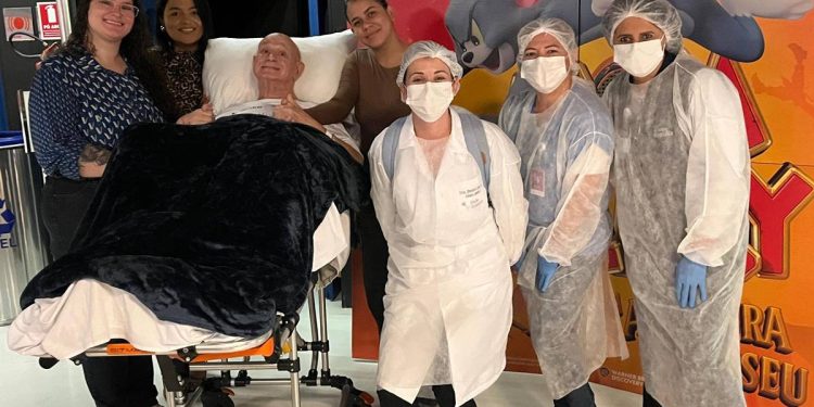 Médico internado há 1 ano viu Tom e Jerry no cinema com a família. Veja vídeo