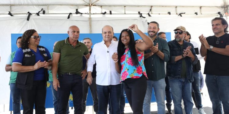 Ibaneis entrega chaves de novo condomínio no Riacho Fundo II