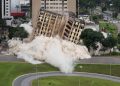 Em segundos, tudo vai ao chão: veja como foi implosão do Torre Palace. Vídeo