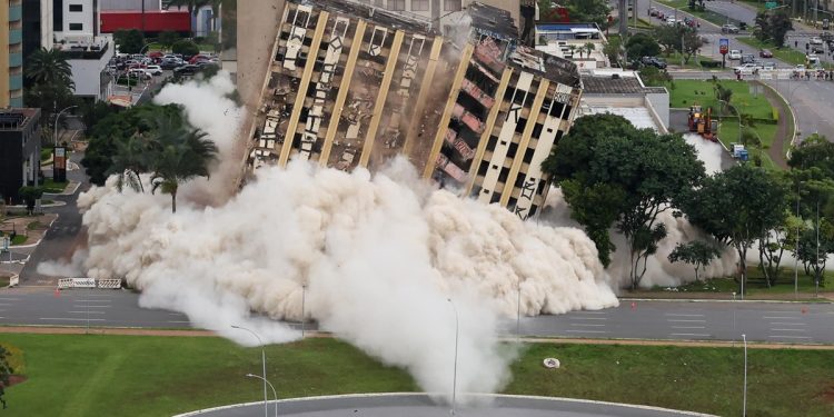 Em segundos, tudo vai ao chão: veja como foi implosão do Torre Palace. Vídeo
