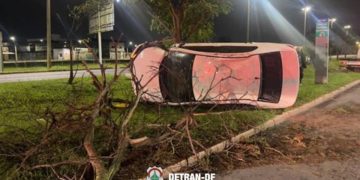 Flagrado bêbado, motorista capota carro e tem carteira cassada no DF