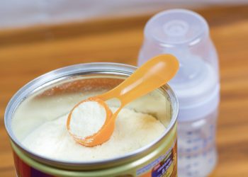 Fórmula contaminada: pediatras explicam sintomas e tratamento de bebês