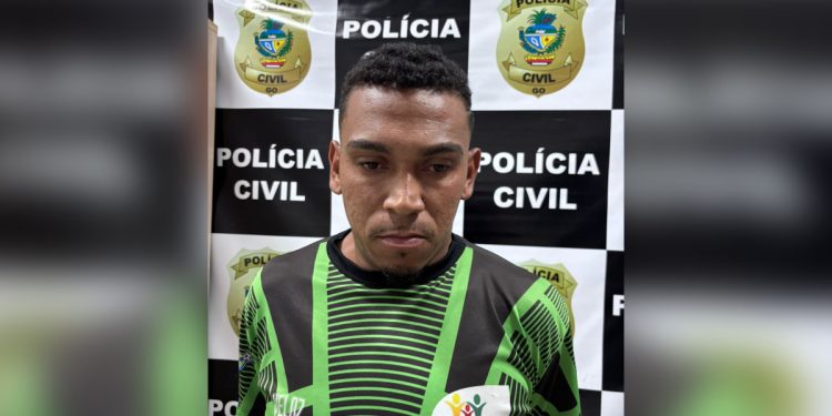 Professor de escola de futebol é preso por estuprar menino de 13 anos