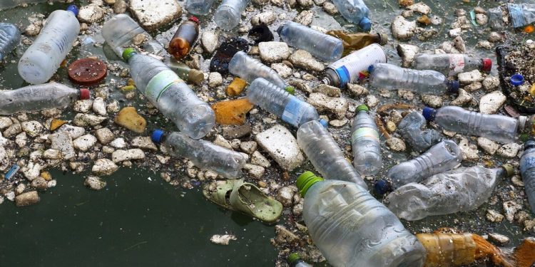 Danos à saúde provocados pelo plástico podem dobrar até 2040