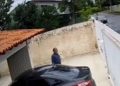 Veja o momento em que homem pula portão de casa e furta pet no DF. Vídeo