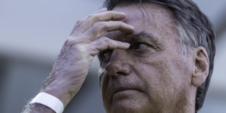 Estímulo elétrico craniano: entenda tratamento de Bolsonaro para soluço