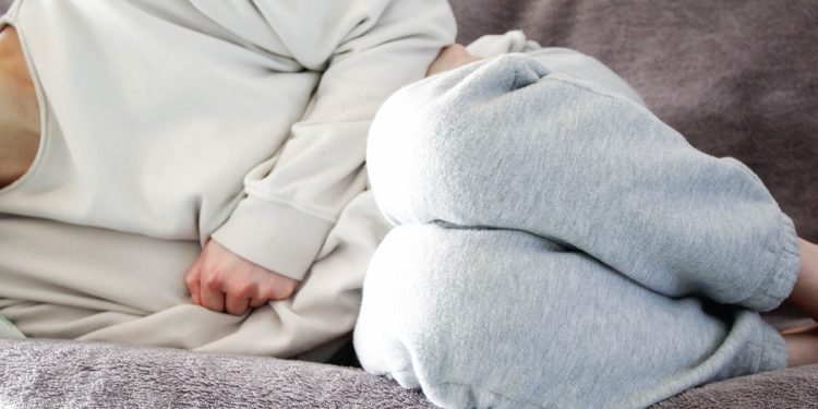 Ginecologista dá 5 dicas simples para aliviar a cólica menstrual