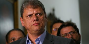 Tarcísio fez repasses de quase R$ 3 bilhões a prefeituras por apoio à venda da Sabesp