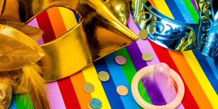 Blocos de Carnaval no DF vão distribuir camisinha, gel e autoteste de HIV