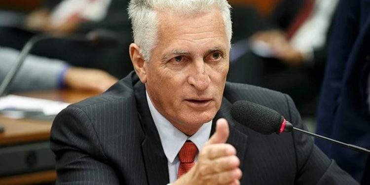 Após decisão judicial, petista se retrata por montagem com Bolsonaro