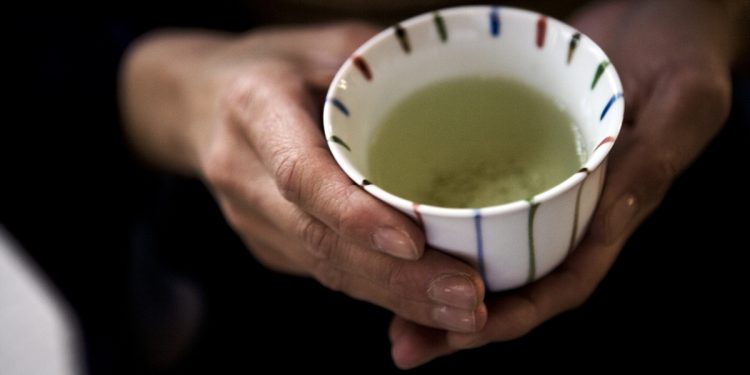 Nutricionista lista os 3 melhores chás para quem tem gordura no fígado
