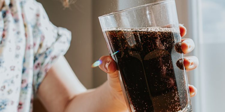 Bebidas açucaradas aumentam ansiedade em adolescentes, diz estudo