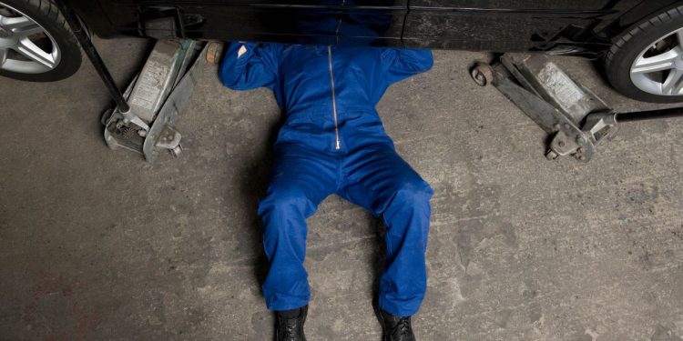 Golpe da troca de pneu em oficinas faz 80 vítimas perderem R$ 600 mil