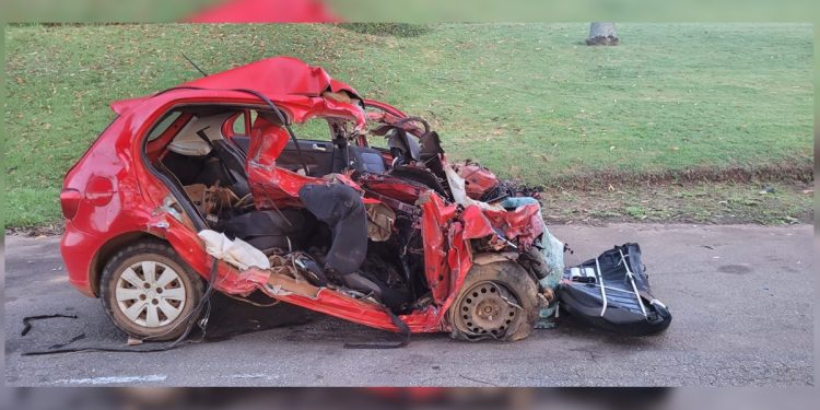 Cinco pessoas morrem após carro invadir a contramão e bater em carreta de cimento. Veja vídeo