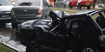 Acidente no Eixinho Sul interdita via e deixa feridos; motorista ficou presa às ferragens