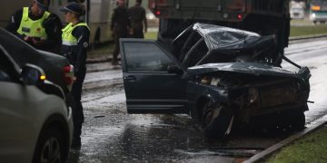 “Cena horrível”, diz testemunha de acidente que deixou vítima presa às ferragens. Veja vídeo